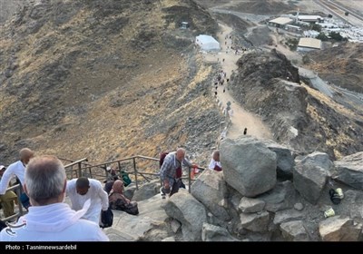 صعود معنوی حجاج اردبیلی به قله جبل النور پس از نماز صبح