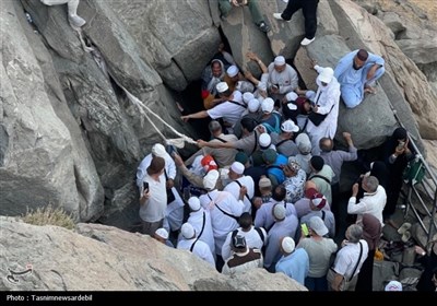صعود معنوی حجاج اردبیلی به قله جبل النور پس از نماز صبح