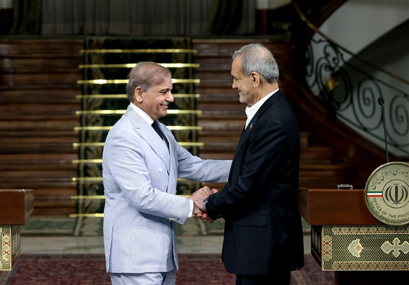 استقبال شهباز شریف از پزشکیان در اسلام‌آباد