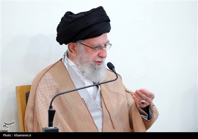 Leader Urges Use of Capacities of Iran’s Neighbors