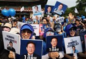 South Koreans Rally for Presidential Hopefuls Days before Vote