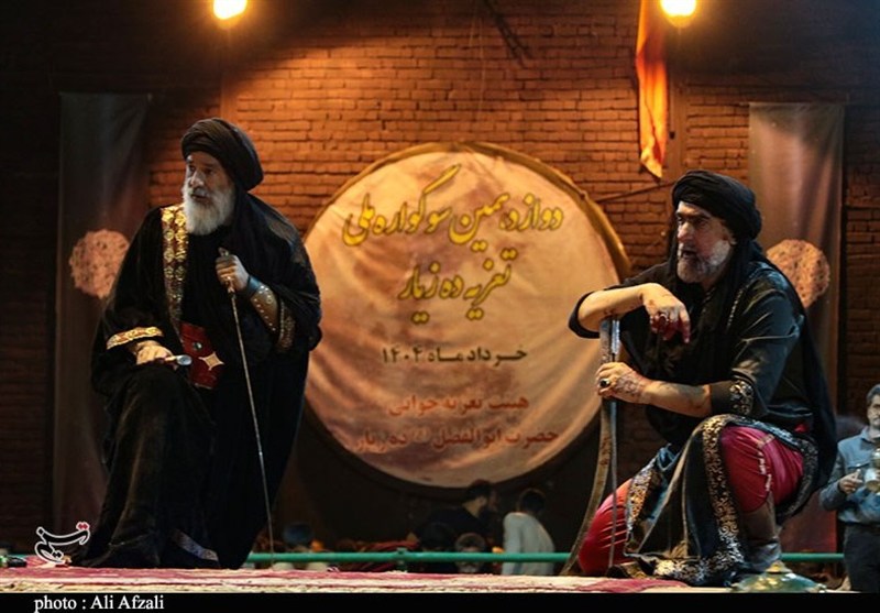  عزاداری شب ارتحال امام(ره) با هنر شبیه‌خوانی در ده‌زیار 