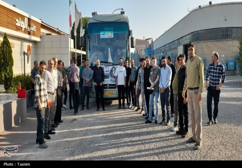 کارگرانی که امام را فراموش نکردند؛ پای رهبری ایستاده‌ایم
