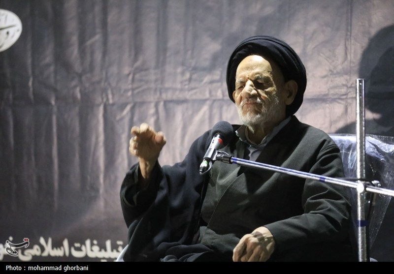 امام خمینی(ره) حاکمیت و استقلال را به مردم بازگرداند