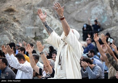 مراسم دعای عرفه در کهف الشهدا