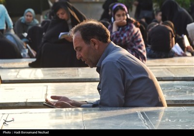 زمزمه‌های عرفه در کنار لاله‌های خونین گلزار شهدای اهر