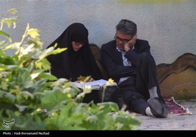 زمزمه‌های عرفه در کنار لاله‌های خونین گلزار شهدای اهر