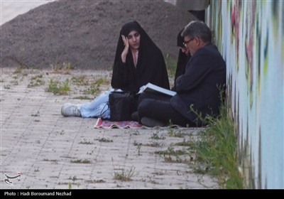 زمزمه‌های عرفه در کنار لاله‌های خونین گلزار شهدای اهر