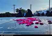 غبارروبی و عطرافشانی گلزار شهدای آران و بیدگل در هفته دفاع مقدس+فیلم