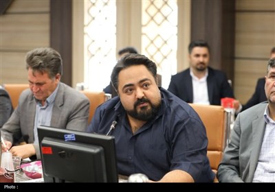 نشست استاندار چهارمحال و بختیاری با احزاب و تشکل‌های سیاسی اصلاح‌طلب