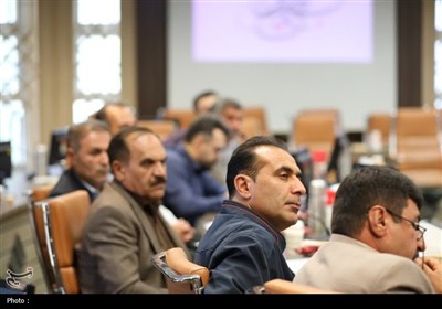 نشست استاندار چهارمحال و بختیاری با احزاب و تشکل‌های سیاسی اصلاح‌طلب