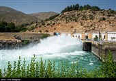 تولید انرژی برق همزمان با رهاسازی آب در نیروگاه سد درودزن
