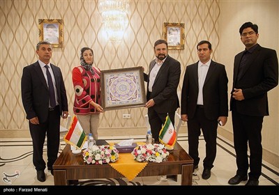 دیدار با مقامات استان، بازدید از تکیه معاون‌الملک، تکیه بیگلربیگی، رویداد منطقه‌ای چوب و مجموعه تاریخی بیستون از جمله برنامه‌های روز اول این جشنواره بود.