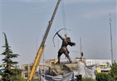 نصب مجسمه 15متری آرش کمانگیر در میدان ونک