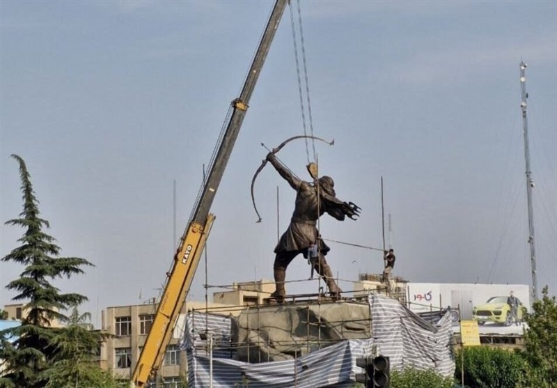 نصب مجسمه 15متری آرش کمانگیر در میدان ونک