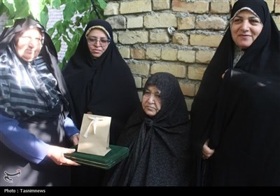 تکریم مادر شهید ربانی در آیین غدیری بانوان ینگه‌قلعه