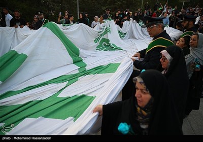 رفع أکبر رایة علویة فی طهران