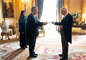 سفیر ایران استوارنامه خود را تقدیم پادشاه انگلیس کرد
