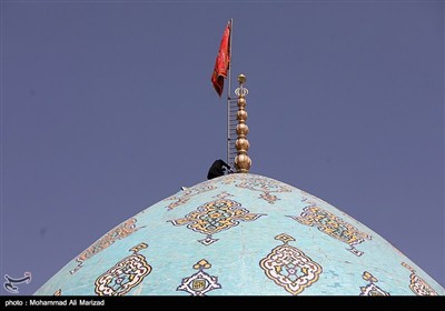اهتزار پرچم یا لثارات الحسین (ع) بر فراز گنبد مسجد جمکران