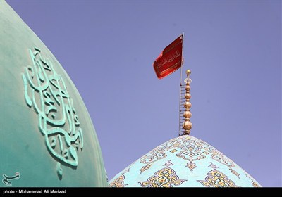اهتزار پرچم یا لثارات الحسین (ع) بر فراز گنبد مسجد جمکران