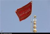 اهتزار پرچم یا لثارات الحسین (ع) بر فراز گنبد مسجد جمکران