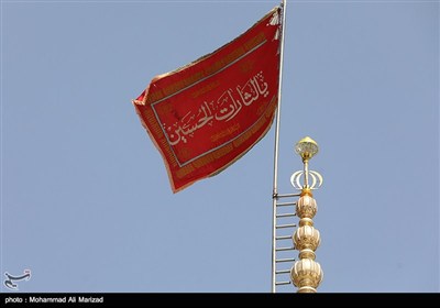 اهتزار پرچم یا لثارات الحسین (ع) بر فراز گنبد مسجد جمکران