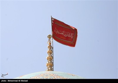 اهتزار پرچم یا لثارات الحسین (ع) بر فراز گنبد مسجد جمکران
