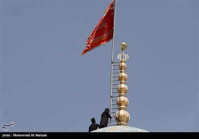اهتزار پرچم یا لثارات الحسین (ع) بر فراز گنبد مسجد جمکران