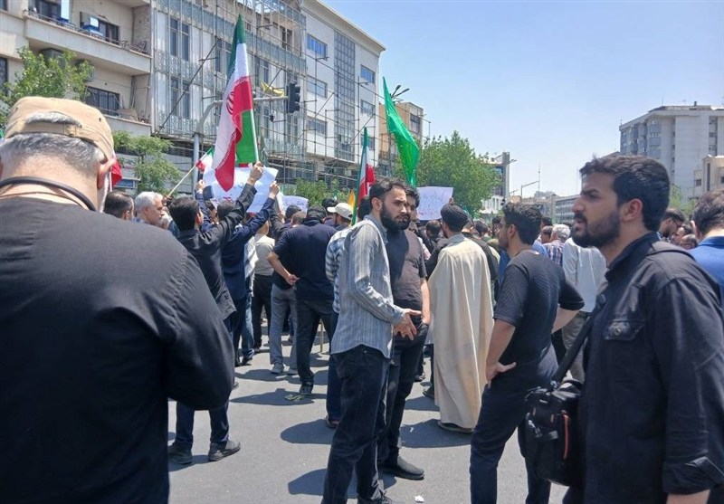 تجمع دانشجویان و نمازگزاران تهرانی در میدان انقلاب 2