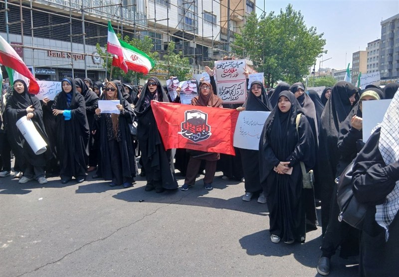 تجمع دانشجویان و نمازگزاران تهرانی در میدان انقلاب