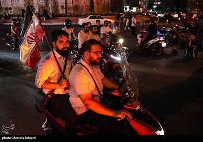 فرحة أهالی طهران بعد عملیة الوعد الصادق 3