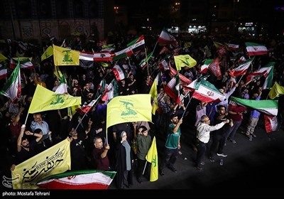 فرحة أهالی طهران بعد عملیة الوعد الصادق 3