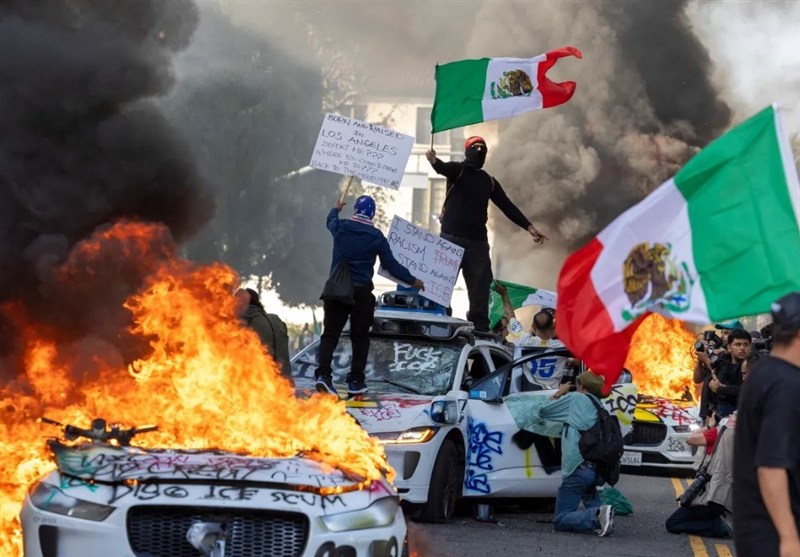 President Sees Demonstration of Mexican Flag at US Protests as Provocation
