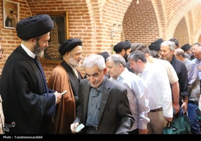دیدار پرشور مردمی سادات با آیت‌الله عاملی در مسجد میرزا علی‌اکبر
