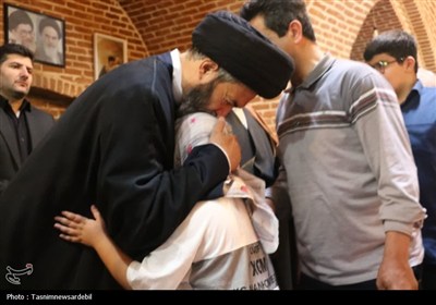 دیدار پرشور مردمی سادات با آیت‌الله عاملی در مسجد میرزا علی‌اکبر