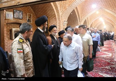 دیدار پرشور مردمی سادات با آیت‌الله عاملی در مسجد میرزا علی‌اکبر