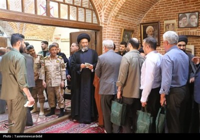 دیدار پرشور مردمی سادات با آیت‌الله عاملی در مسجد میرزا علی‌اکبر