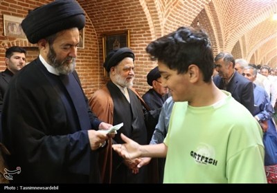 دیدار پرشور مردمی سادات با آیت‌الله عاملی در مسجد میرزا علی‌اکبر
