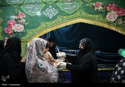 پذیرایی از زائران حرم حضرت معصومه(س) در شب عید غدیر