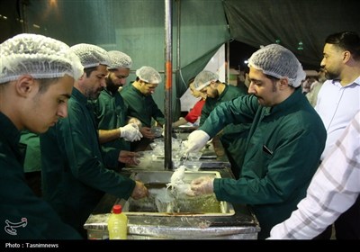 پذیرایی از زائران حرم حضرت معصومه(س) در شب عید غدیر