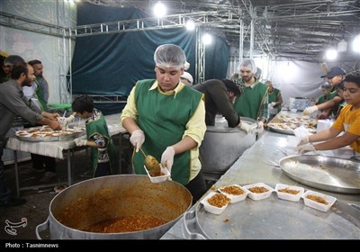 پذیرایی از زائران حرم حضرت معصومه(س) در شب عید غدیر