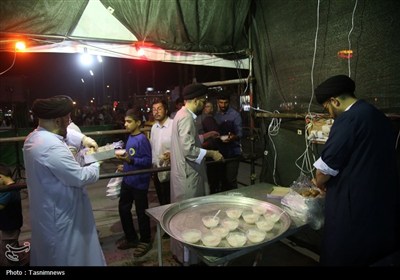 پذیرایی از زائران حرم حضرت معصومه(س) در شب عید غدیر