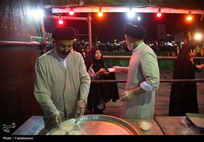 پذیرایی از زائران حرم حضرت معصومه(س) در شب عید غدیر
