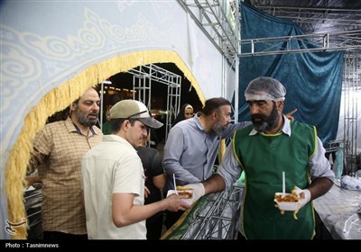 پذیرایی از زائران حرم حضرت معصومه(س) در شب عید غدیر