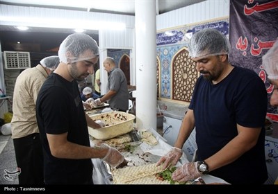 پذیرایی از زائران حرم حضرت معصومه(س) در شب عید غدیر