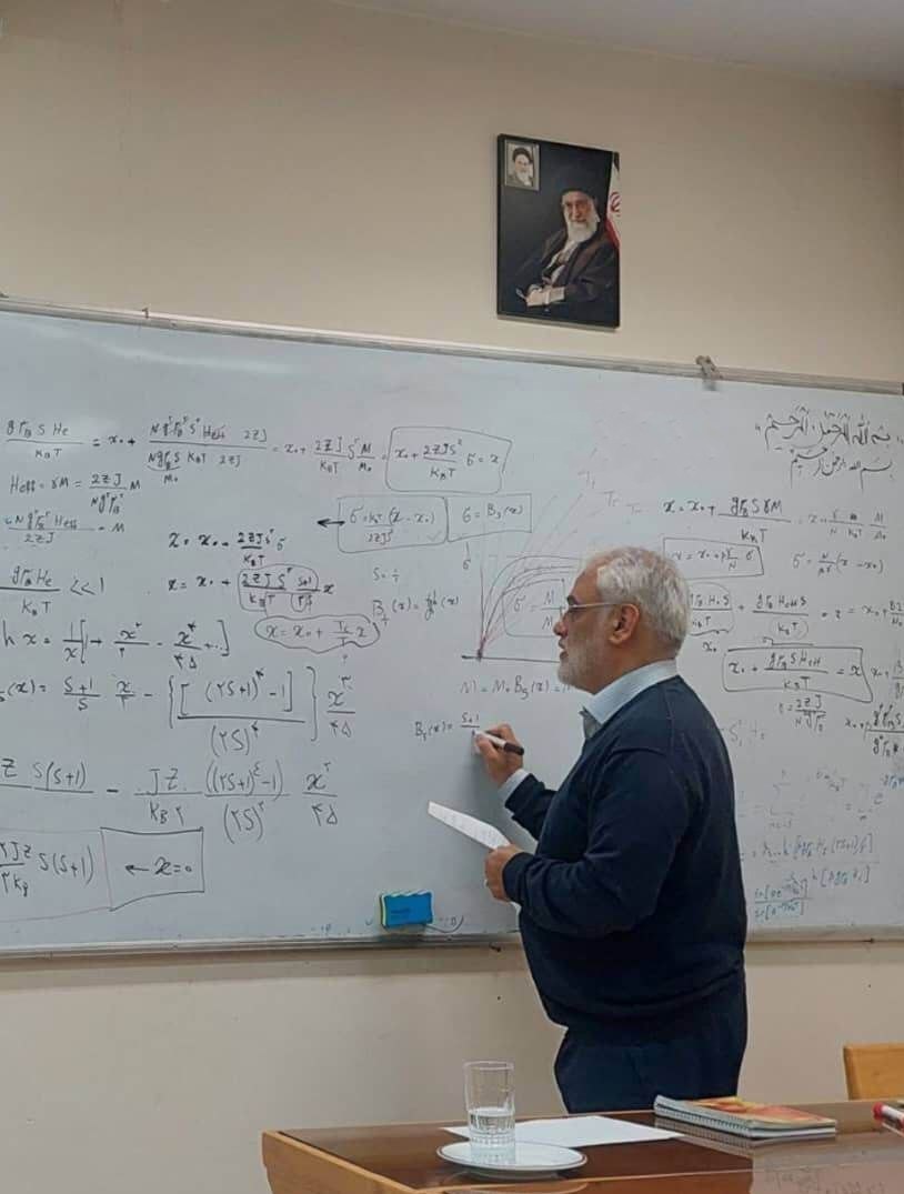 عکس | تدریس شهید طهرانچی در کلاس فیزیک دانشگاه بهشتی 2