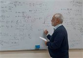 عکس| تدریس شهید طهرانچی در کلاس فیزیک دانشگاه بهشتی