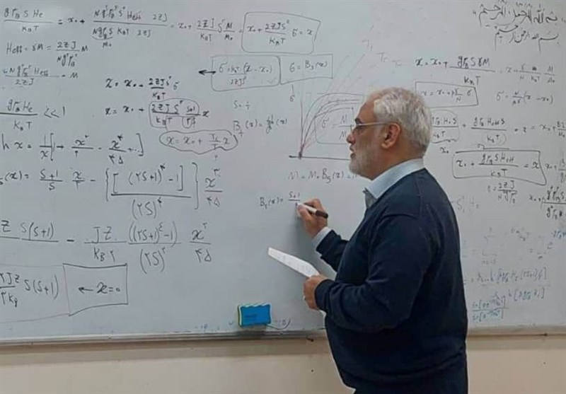 عکس | تدریس شهید طهرانچی در کلاس فیزیک دانشگاه بهشتی