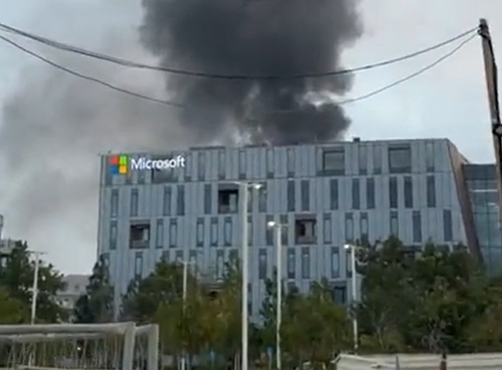 Фотографии и видео падения иранские ракеты на территории вокруг здания Microsoft в сионистском режиме