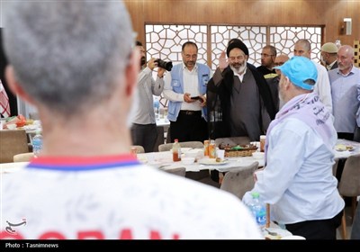 دیدار صمیمی سرپرست حجاج ایرانی با زائران کشورمان در مکه مکرمه